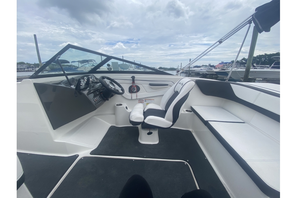 2015 Sea Ray 190 SPX Outboard
